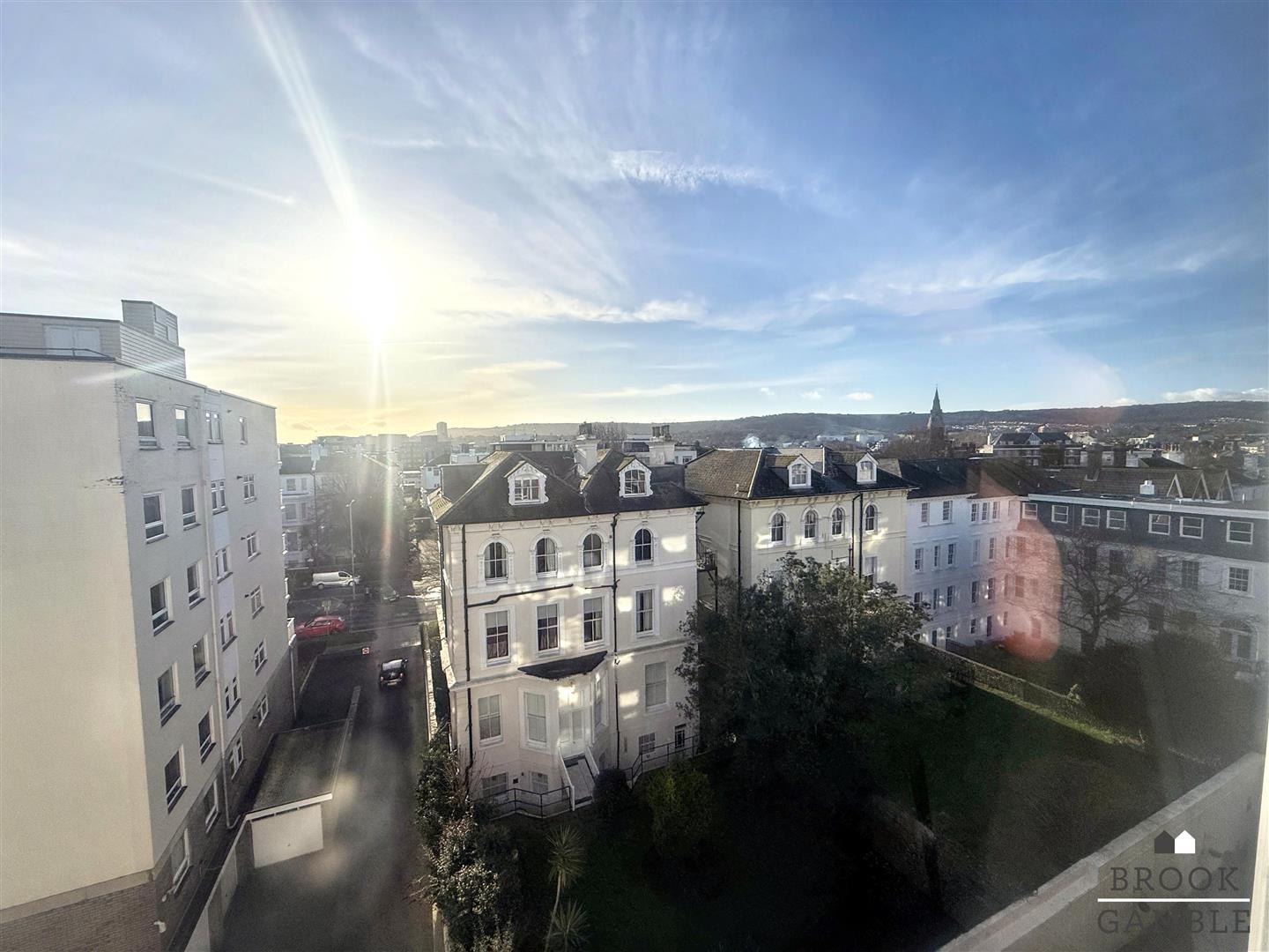 4 Bedroom Apartment. Hartington Place in Eastbourne,  6